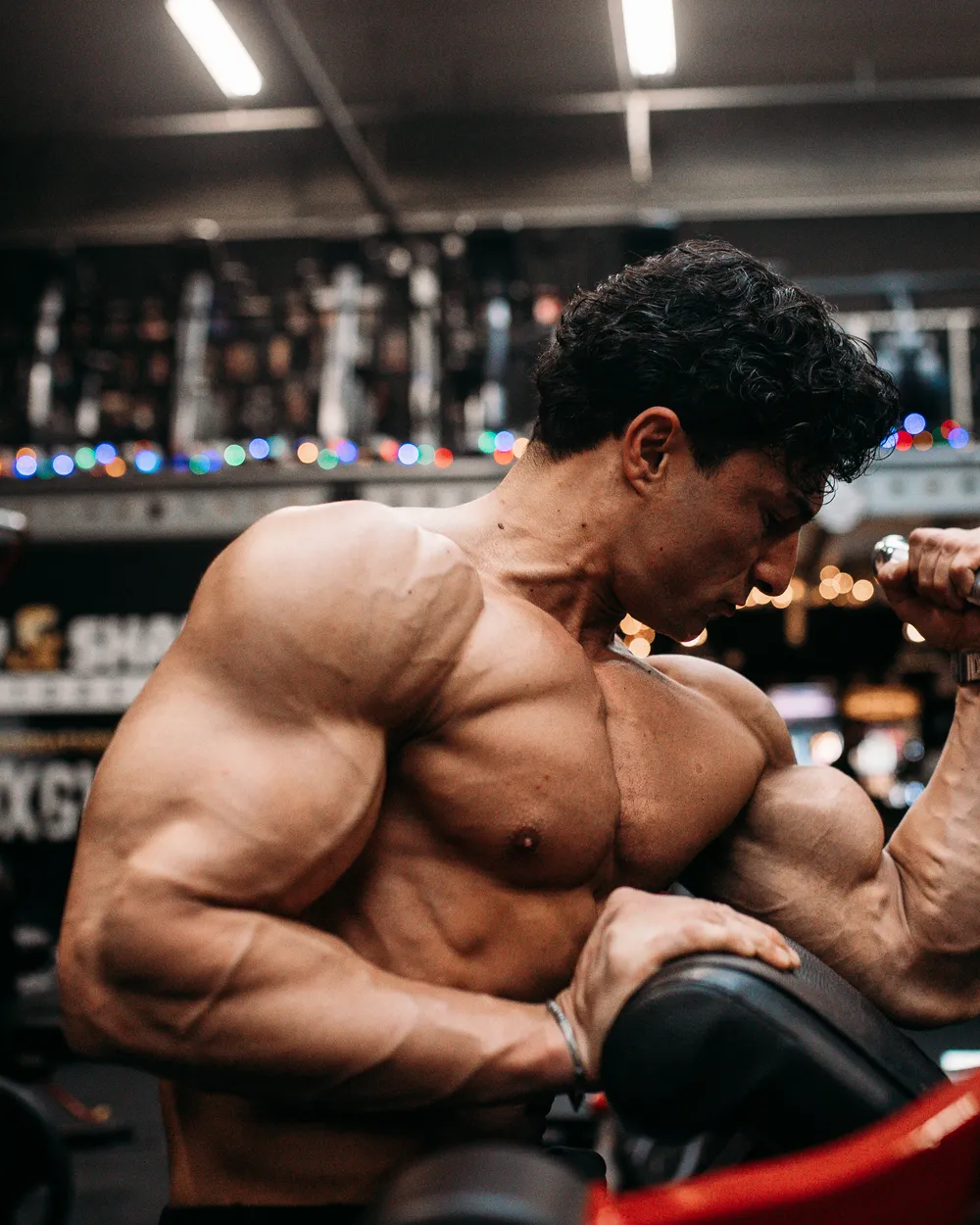 Ugur Cevher tijdens een bicepscurl aan de machine